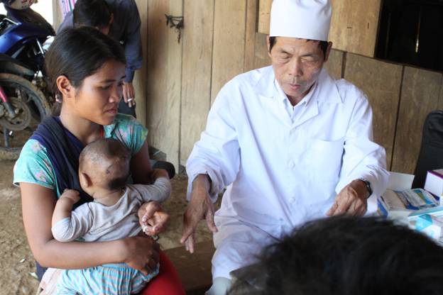 Ngành y tế Quảng Nam khám sức khỏe cho bà mẹ và trẻ em khu vực khó khăn