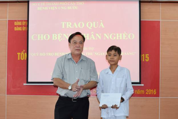 Bệnh viện Ung bướu TP Cần Thơ trao quà cho bệnh nhân nghèo từ nguồn tài trợ 