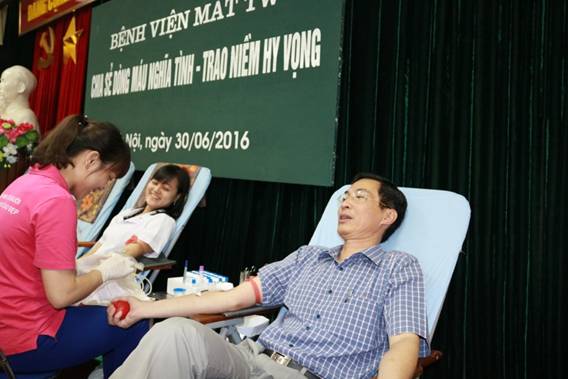 Cán bộ Bệnh viện Mắt Trung ương sôi nổi đăng ký hiến máu tình nguyện