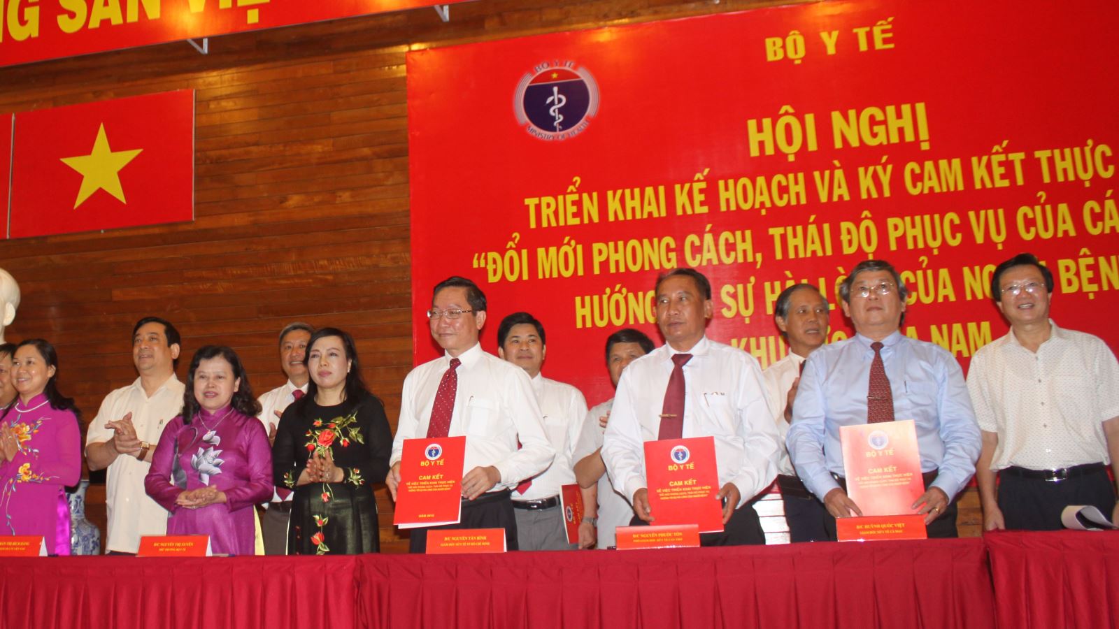 Hội nghị Triển khai  Kế hoạch và Ký cam kết thực hiện “Đổi mới phong cách, thái độ phục vụ của cán bộ y tế hướng tới sự hài lòng của người bệnh”