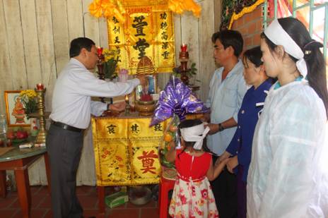 Bộ Y tế thăm hỏi, động viên gia đình điều dưỡng Võ Văn Đấu hy sinh trong lúc đang thực thi nhiệm vụ