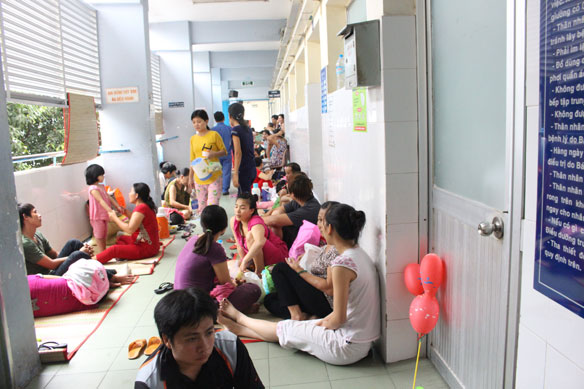 Đưa bệnh nhi khám, chữa vượt tuyến: Lợi bất cập hại