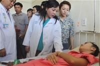Bộ Y tế Nguyễn Thị Kim Tiến đã đến thăm em Lê Thị Hà Vi đang điều trị tại Bệnh viện Chợ Rẫy Thành phố Hồ Chí Minh
