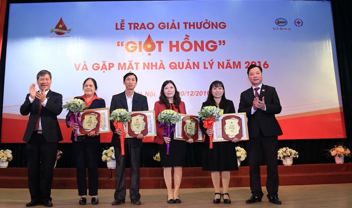 11 tập thể vinh dự được nhận giải thưởng “Giọt hồng” 2016