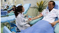 Tập thể cán bộ, nhân viên Viện Huyết học - Truyền máu Trung ương cùng nhau hiến máu nhân dịp đầu xuân 2016