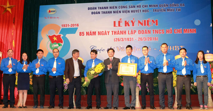 Đoàn thanh niên Viện Huyết học - Truyền máu Trung ương đón nhận Bằng khen của Thủ tướng Chính phủ