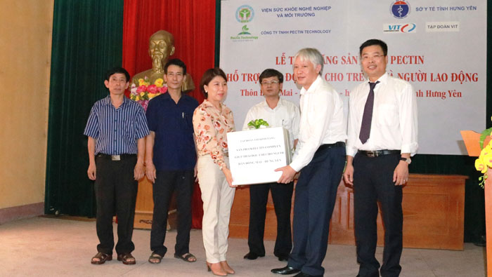 Trao tặng sản phẩm Pectin hỗ trợ thải độc chì cho trẻ em  và người lao động tái chế chì tại thôn Đông Mai