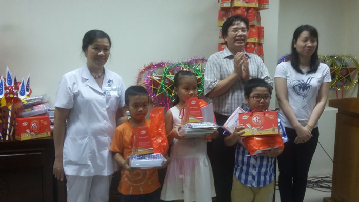 Bệnh viện Đa khoa Xanh Pôn: Đón Trung thu sớm với các bệnh nhi  mắc bệnh máu mạn tính