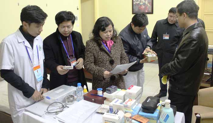 Thứ trưởng Bộ Y tế Nguyễn Thị Xuyên kiểm tra công tác y tế phục vụ Đại hội lần thứ XII của Đảng