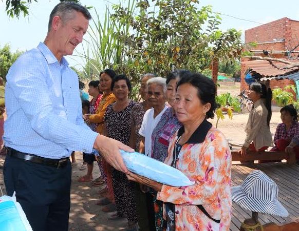 Tây Ninh: Điều phối viên Quỹ Toàn cầu tặng quà cho người dân xã Tân Thành 