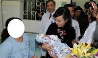 Bộ trưởng Bộ Y tế Nguyễn Thị Kim Tiến thăm cháu bé đầu tiên ra đời bằng phương pháp mang thai hộ