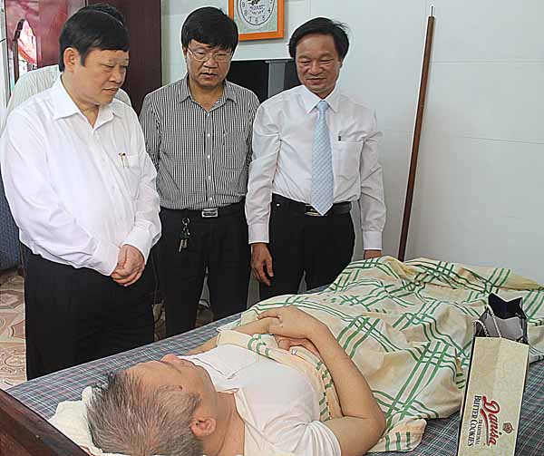 Lãnh đạo Bộ Y tế thăm và làm việc với một số đơn vị nhân kỷ niệm 68 năm ngày Thương binh, liệt sĩ 27/7