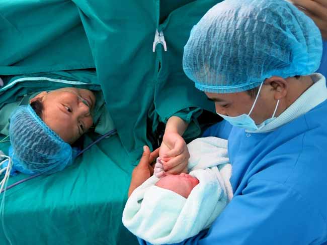 Em bé đầu tiên ra đời bằng thụ tinh ống nghiệm tại Bệnh viện Vinmec