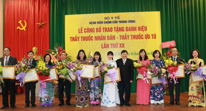 Hai thầy thuốc của Bệnh viện Châm cứu Trung ương được phong tặng danh hiệu Thầy thuốc Nhân dân