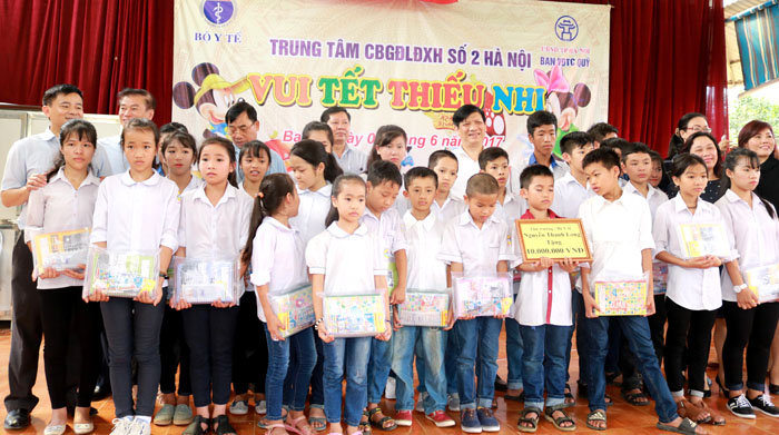 Thứ trưởng Bộ Y tế Nguyễn Thanh Long thăm, chúc Tết thiếu nhi các trẻ nhiễm HIV