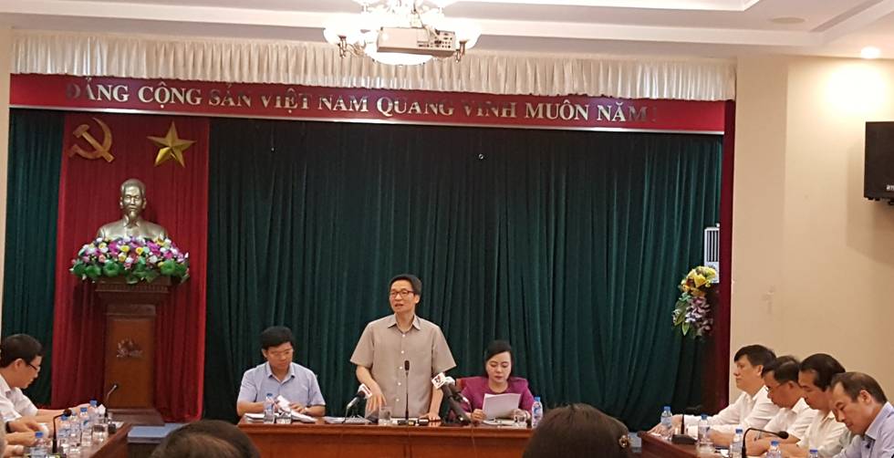 Phó Thủ tướng Chính phủ Vũ Đức Đam kiểm tra công tác phòng chống sốt xuất huyết trên địa bàn quận Đống Đa, Hà Nội