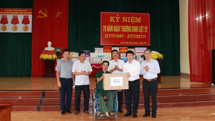 Thứ trưởng Bộ Y tế Trương Quốc Cường thăm, tặng quà các  thương bệnh binh tại Trung tâm Điều dưỡng người có công tỉnh Phú Thọ