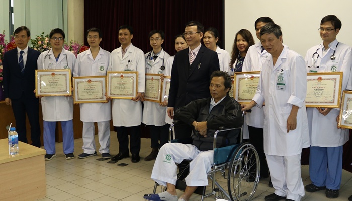 Bệnh viện Bạch Mai tổ chức tiễn bệnh nhân nặng ra viện