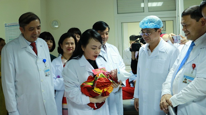 Bộ trưởng Bộ Y tế Nguyễn Thị Kim Tiến thăm, chúc Tết Bệnh viện Phụ sản Trung ương