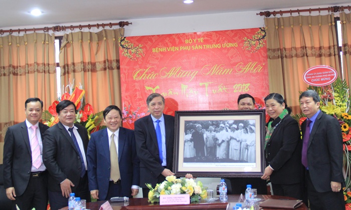 Phó Chủ tịch Thường trực  Quốc hội Tòng Thị Phóng chúc mừng Ngày Thầy thuốc Việt Nam tại Bệnh viện Phụ sản Trung ương