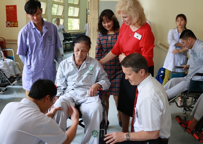 Bệnh viện Bạch Mai tặng xe lăn cho bệnh nhân khiếm khuyết vận động