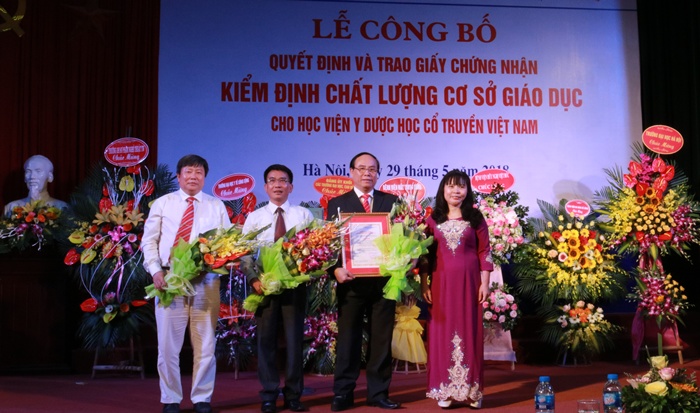 Lễ công bố Quyết định và trao Giấy chứng nhận kiểm định chất lượng cơ sở giáo dục cho Học viện Y Dược học cổ truyền Việt Nam