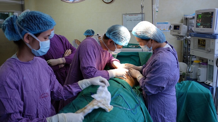 Bệnh viện E phẫu thuật tạo hình thành công ca phì đại tuyến vú khổng lồ