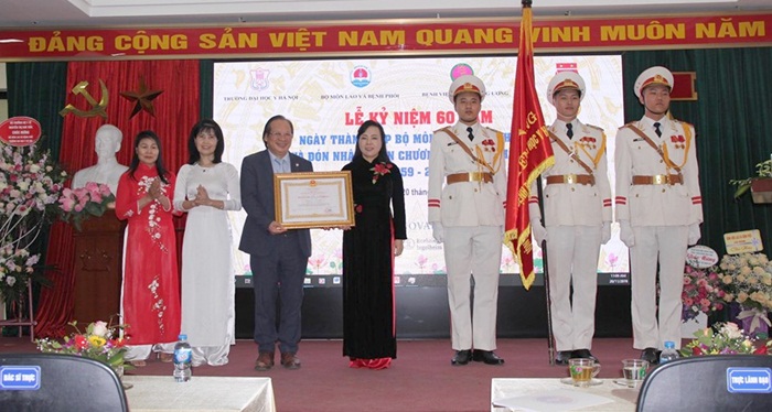 Trường Đại học Y Hà Nội: Bộ môn Lao và Bệnh phổi vinh dự đón nhận Huân chương Lao động hạng Nhì
