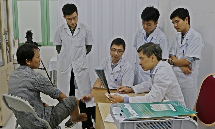 Bệnh viện Hữu nghị Việt Đức khám, tư vấn miễn phí cho bệnh nhân bị chấn thương thể thao cổ bàn chân 