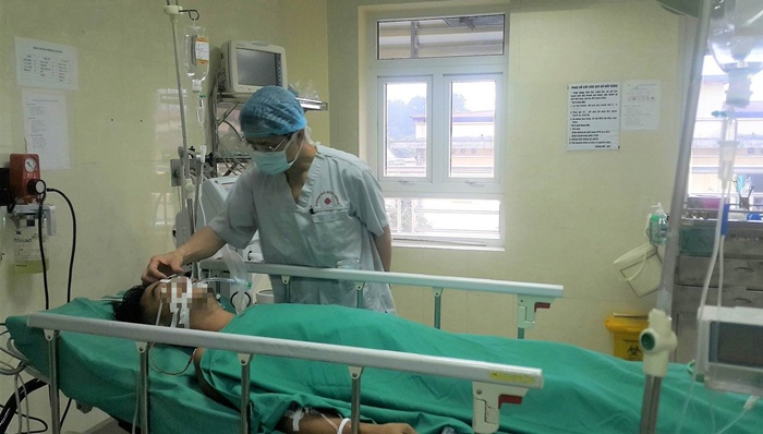 Các bác sỹ Bệnh viện E cứu sống nam thanh niên bị một thanh sắt dạng ống đâm thấu ngực trái