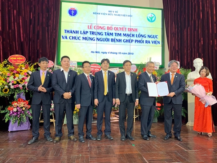 Lễ công bố quyết định thành lập Trung tâm Tim mạch lồng ngực Bệnh viện Hữu Nghị Việt Đức và chúc mừng người bệnh ghép phổi ra viện.