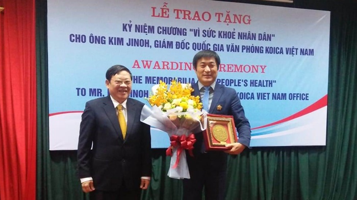 Bộ Y tế trao Kỷ niệm chương Vì Sức khoẻ nhân dân cho ông Kim Jinoh