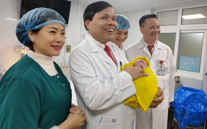 Bệnh viện Phụ sản Trung ương đón em bé đầu tiên của năm 2021