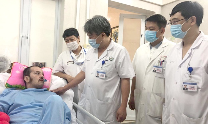 Sự hồi sinh kỳ diệu của bệnh nhân người nước ngoài bị chấn thương sọ não nguy kịch mắc kẹt tại Việt Nam mùa dịch Covid-19