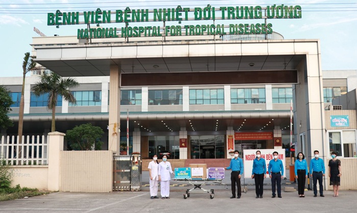 Công đoàn Y tế Việt Nam hỗ trợ cán bộ y tế Bệnh viện Nhiệt đới Trung ương cơ sở 2 phòng chống COVID-19