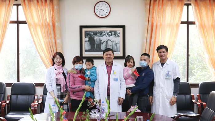 Gia đình bệnh nhân Nguyễn Thị Liên - người mẹ đã sinh con giai đoạn cuối ung thư đến thăm, chúc Tết các thầy thuốc Bệnh viện Phụ sản Trung ương