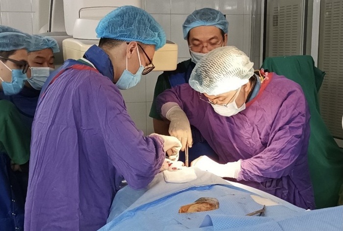 Bệnh viện Hữu nghị Việt Đức ứng dụng kỹ thuật loại bỏ dị vật mắc kẹt ở tim người bệnh