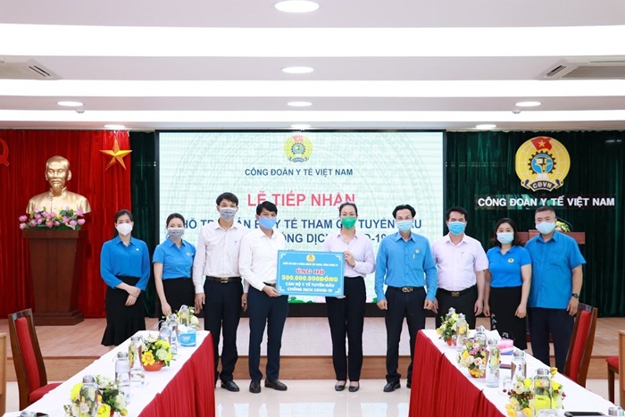 Công đoàn Y tế Việt Nam tiếp nhận 600 triệu đồng hỗ trợ các chiến sĩ áo trắng chống dịch COVID-19