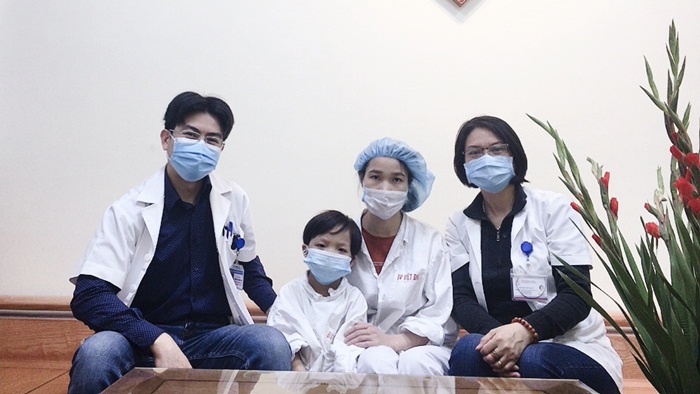 Người được ghép tim nhỏ tuổi nhất Việt Nam ra viện