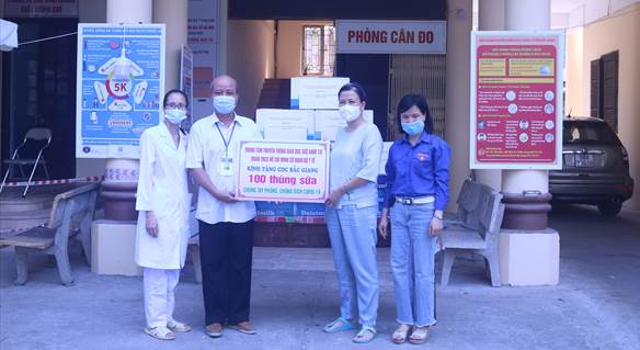Trung tâm Truyền thông GDSK Trung ương trao quà ủng hộ CDC Bắc Giang và Bắc Ninh chống dịch Covid-19