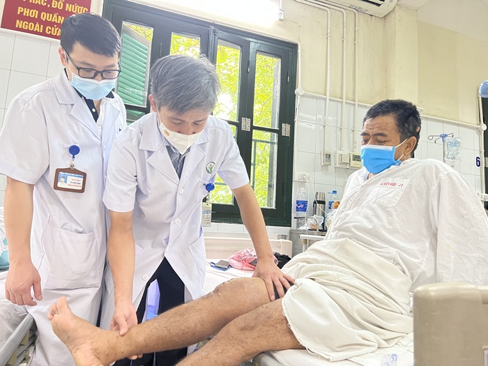 Bệnh viện Hữu nghị Việt Đức thay khớp gối cho người bệnh đa u xơ thần kinh, thoái hóa khớp gối 30 năm