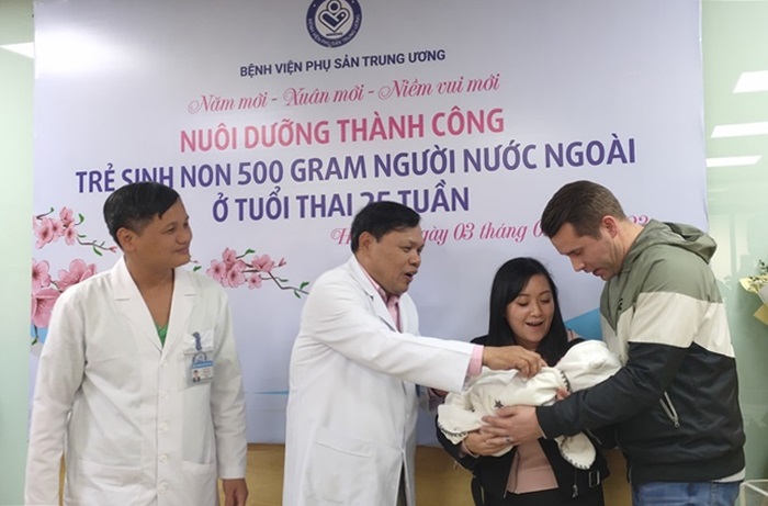 Bệnh viện Phụ sản Trung ương nuôi dưỡng thành công bé trai sinh non người nước ngoài ở tuổi thai 25 tuần