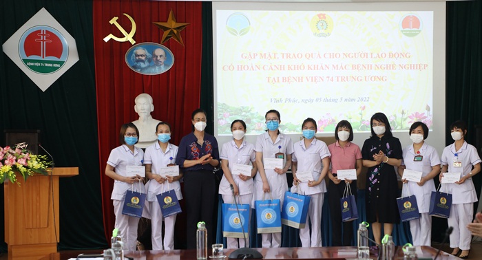 Công đoàn Y tế Việt Nam trao quà cho người lao động mắc bệnh nghề nghiệp có hoàn cảnh khó khăn tại Bệnh viện Trung ương 74