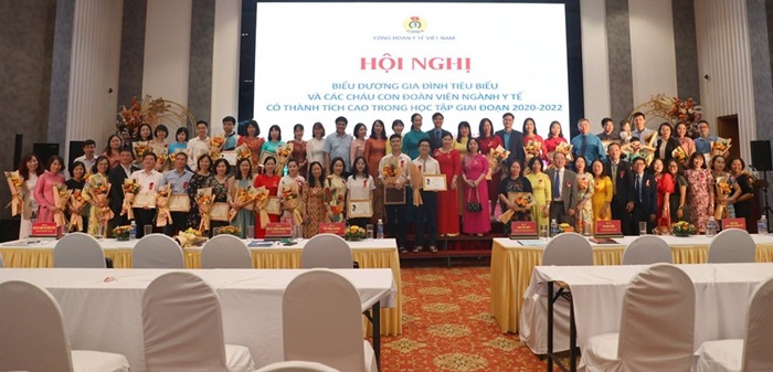 Công đoàn Y tế Việt Nam biểu dương gia đình đoàn viên tiêu biểu giai đoạn 2020-2022 và các cháu học sinh là con CCVCLĐ ngành Y tế đạt thành tích cao trong năm học 2021-2022