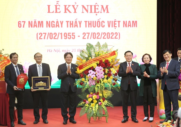 Chủ tịch Quốc hội nước CHXHCN Việt Nam Vương Đình Huệ chúc mừng Bệnh viện Hữu Nghị Việt Đức nhân kỷ niệm 67 năm ngày Thầy thuốc Việt Nam