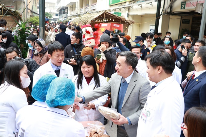 Chợ Tết yêu thương cho đoàn viên, người lao động và bệnh nhân Bệnh viện Bạch Mai