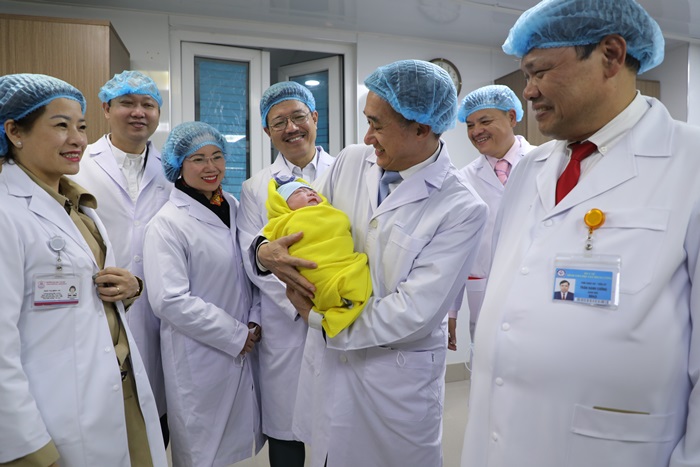 Thứ trưởng Bộ Y tế Trần Văn Thuấn đi thăm và chúc Tết các y bác sĩ Bệnh viện Phụ sản Trung ương đêm giao thừa