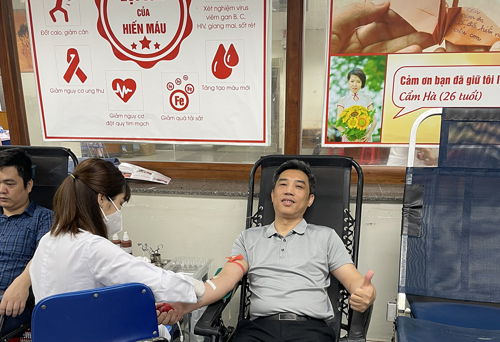 Trung tâm Truyền thông GDSK Trung ương hưởng ứng Chương trình hiến máu “Blouse trắng - Trái tim hồng” năm 2023