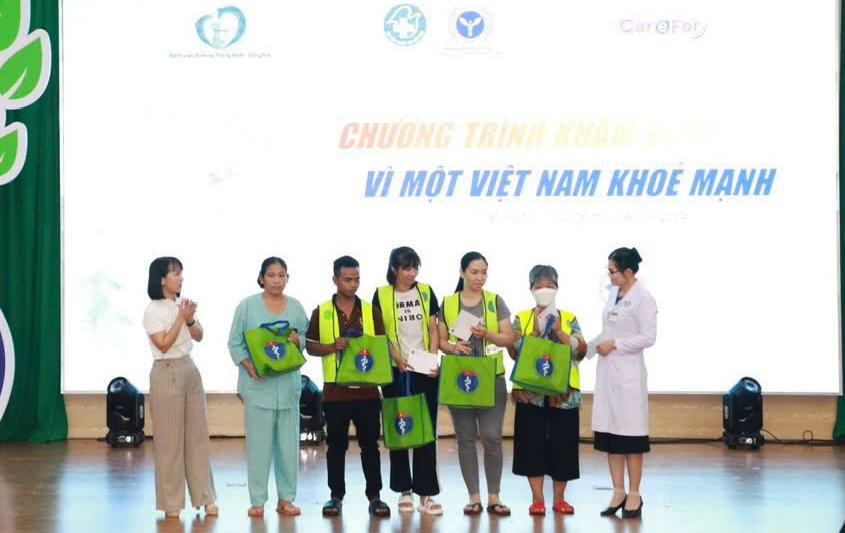 Khám, cấp phát thuốc miễn phí, tặng quà cho 300 bệnh nhân nghèo, gia đình chính sách tại Đồng Nai