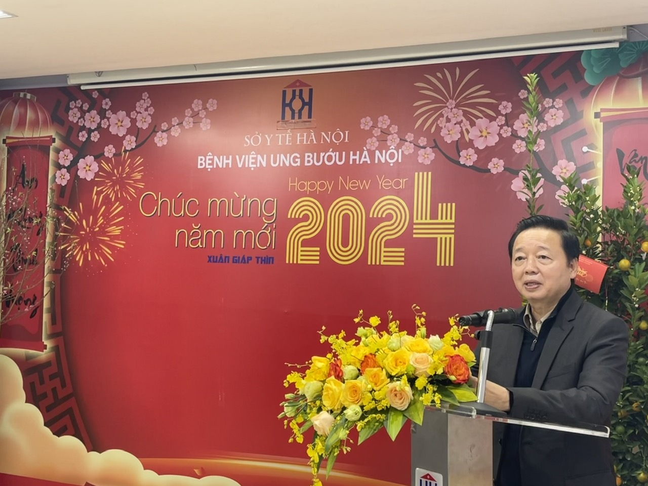 Phó Thủ tướng Chính phủ Trần Hồng Hà thăm, chúc tết cán bộ và người bệnh tại Bệnh viện Ung bướu Hà Nội